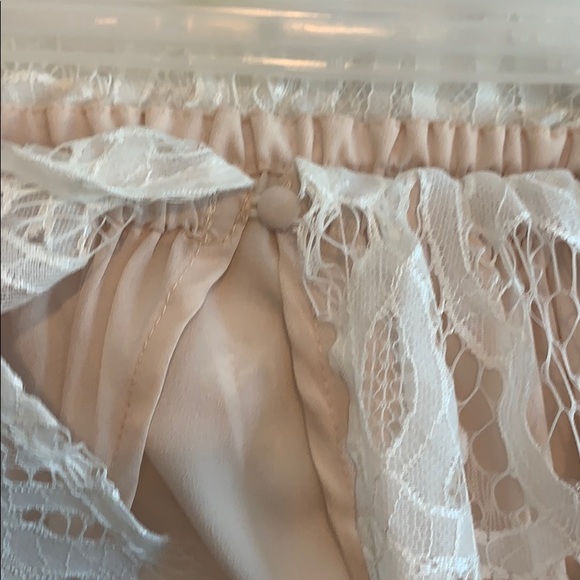 Tobi White Lace Romper size Small - Picture 4 of 5